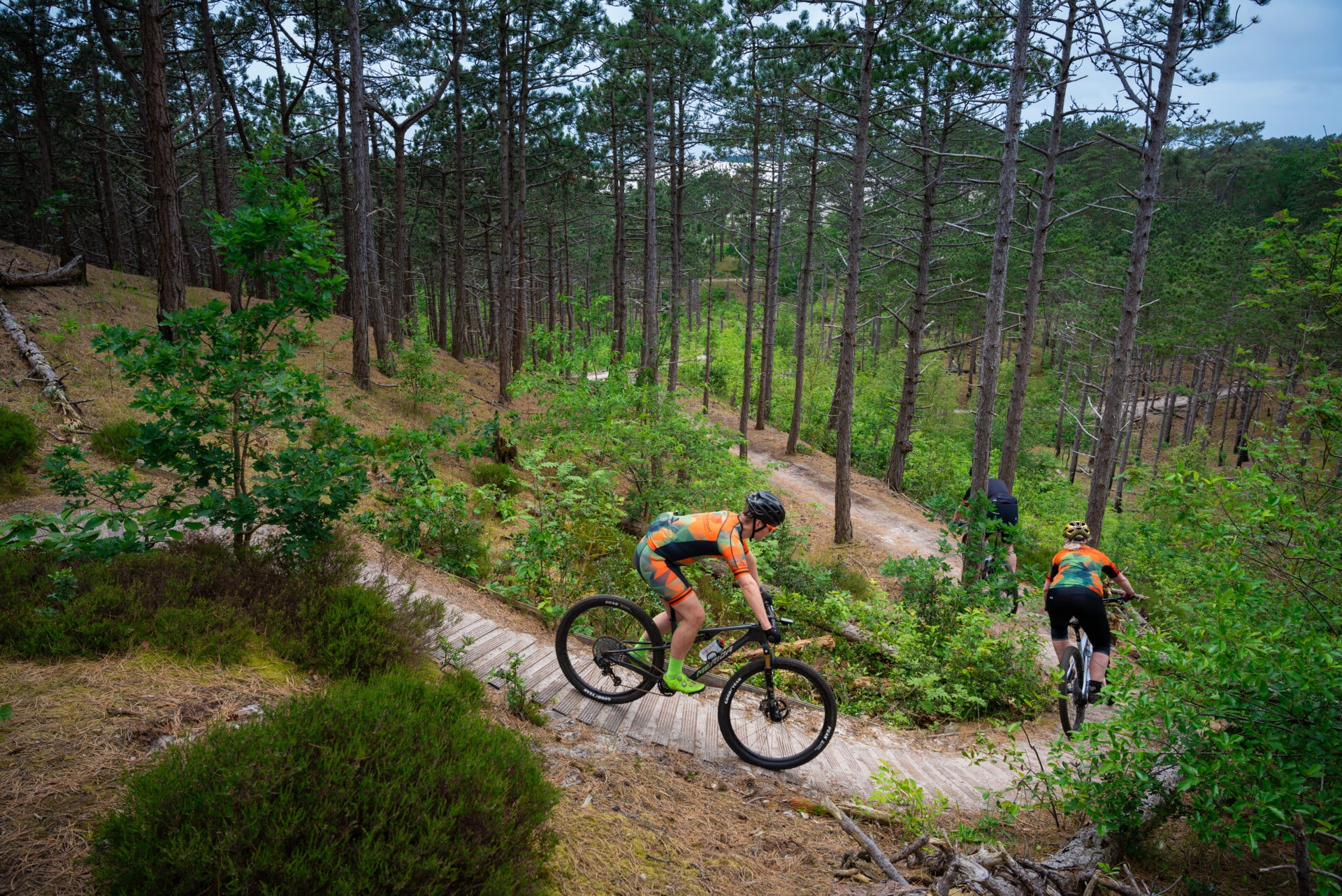 Drie mountainbikers rijden op MTB Route Schoorl