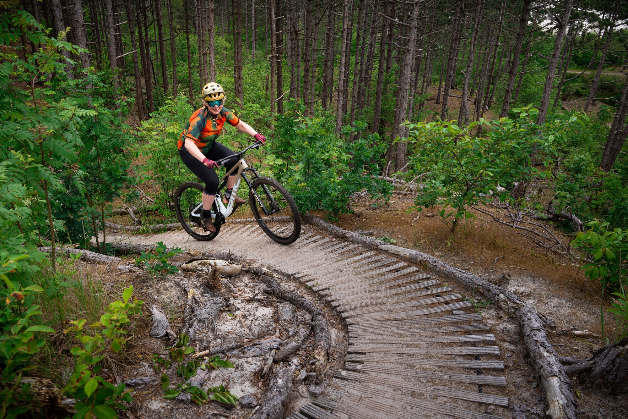 Mountainbiker in een houten kombocht op MTB Route Schoorl