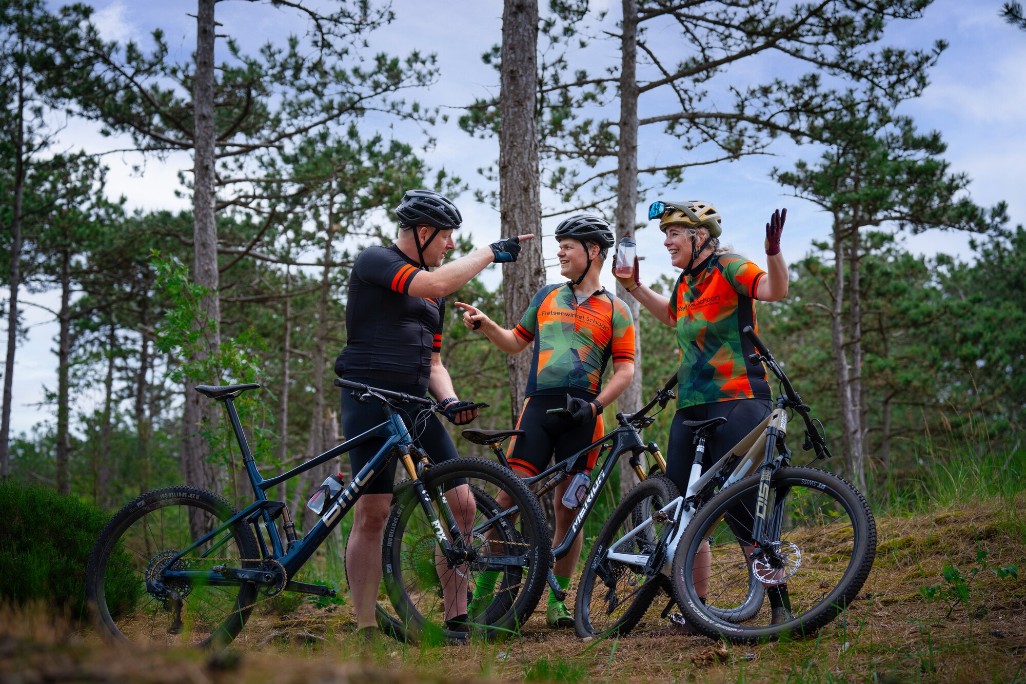 Groep mountainbikers in de Schoorlse duinen