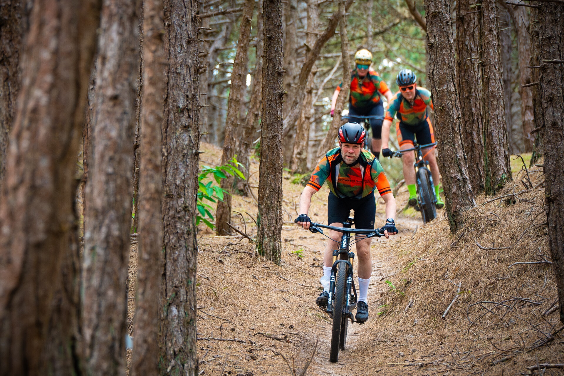 Groep mountainbikers op het mountainbikeparcours van Schoorl
