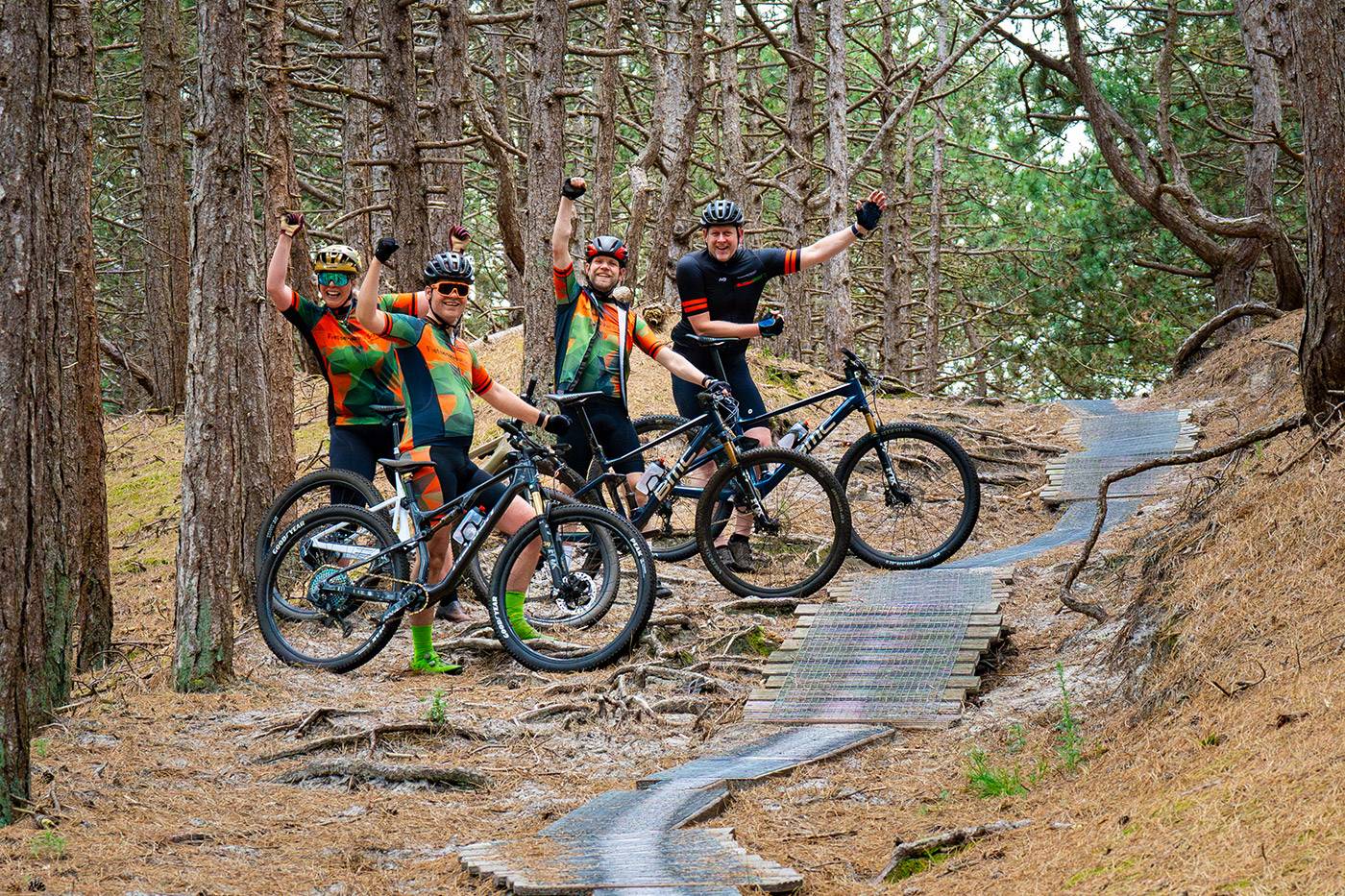 Groep op huurmountainbikes in de Schoorlse duinen
