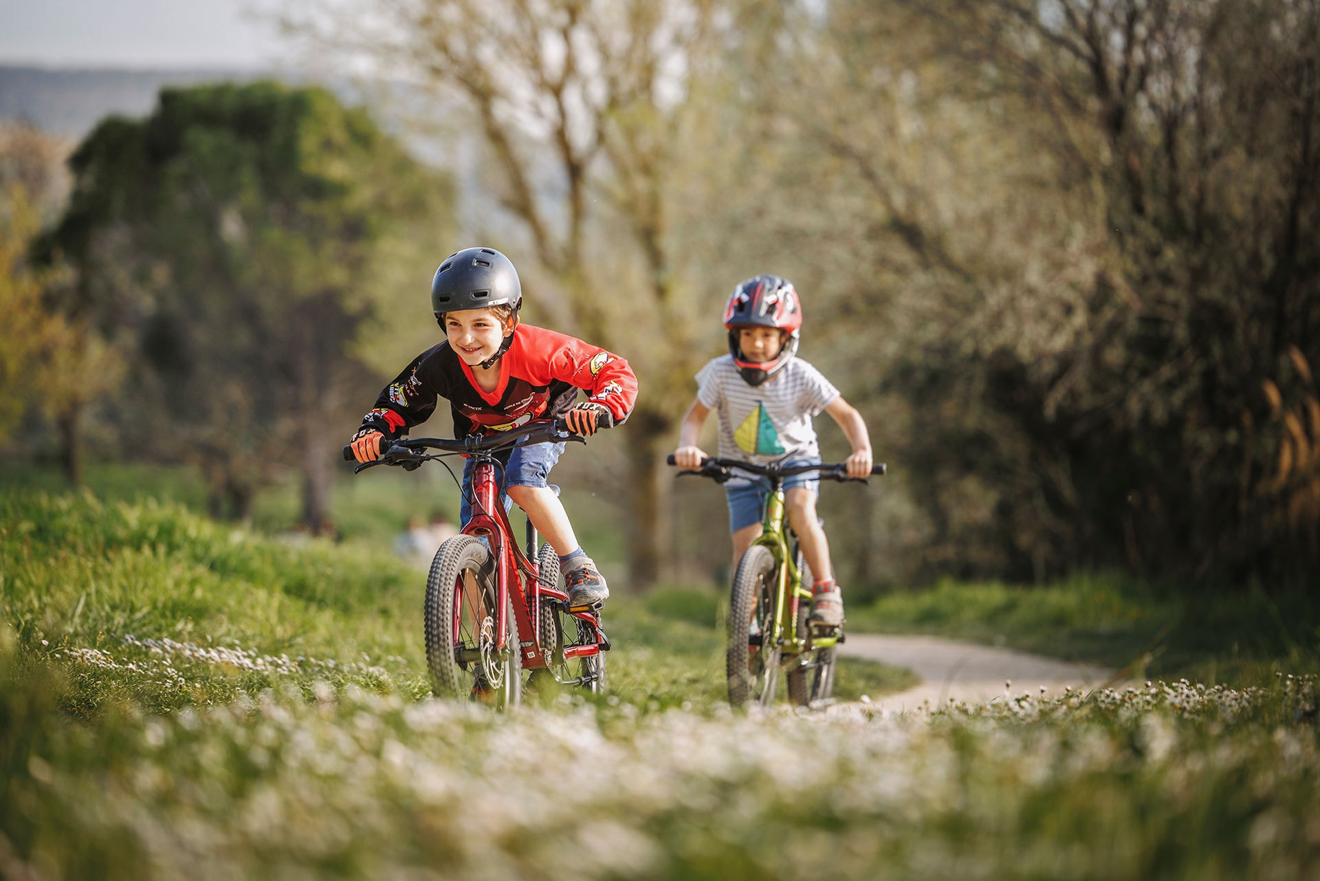 Twee jongens op Merida kinder-mountainbikes