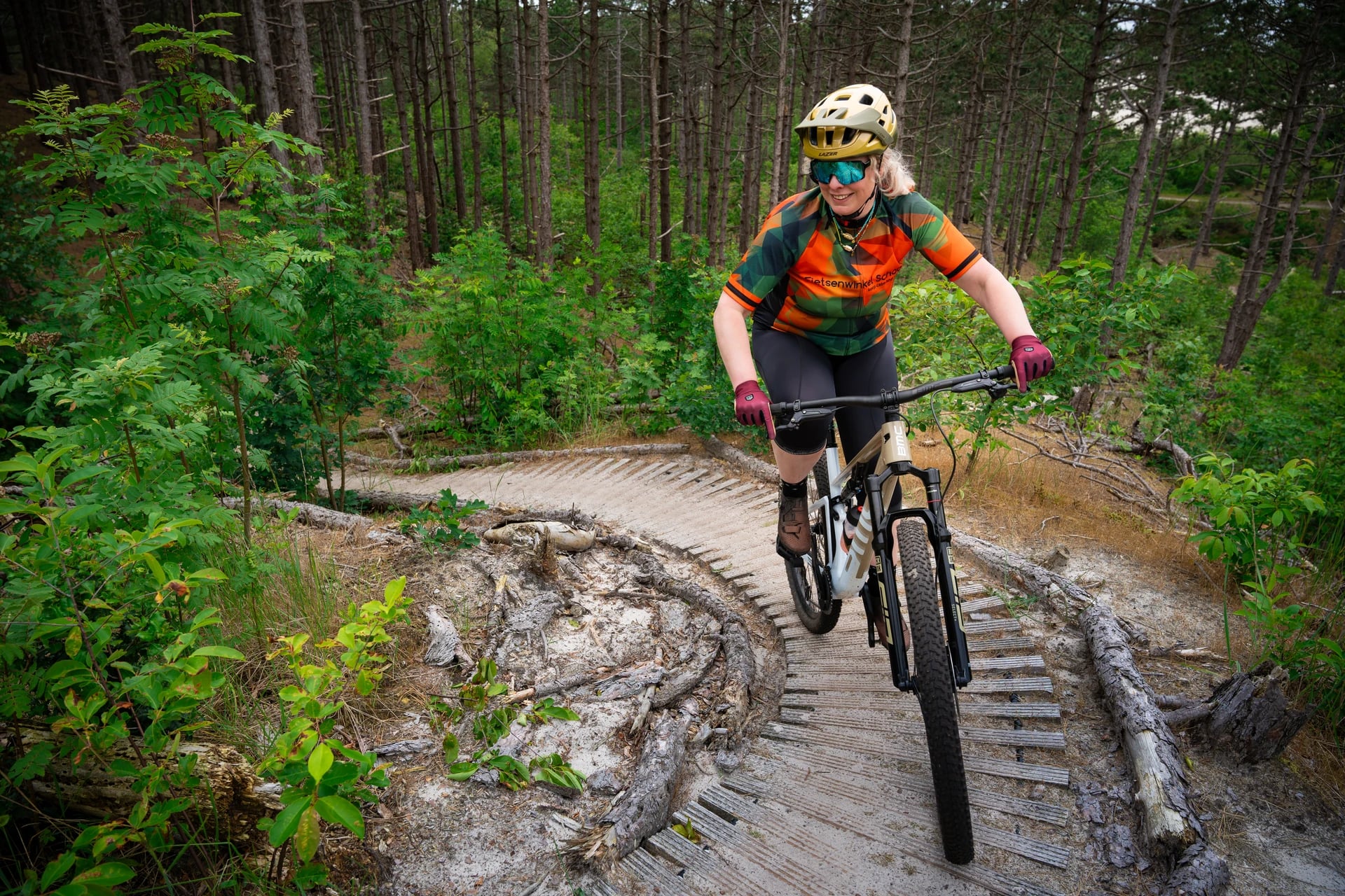 Mountainbike huren in Schoorl, vrouw op MTB trail in het Schoorlse Duin