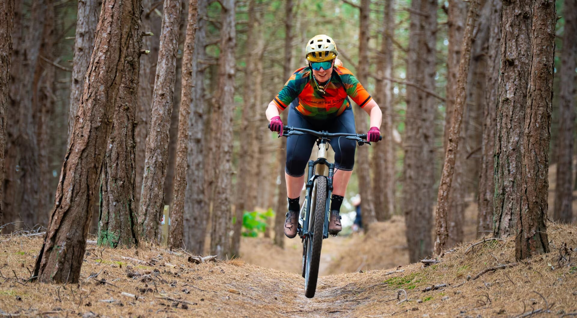 Vrouw op een mountainbike op MTB Route Schoorl